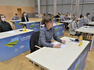 W piątek, 14 stycznia 2022 r. w Sali Kolumnowej Urzędu Marszałkowskiego Województwa Lubuskiego pojawili się uczestnicy etapu okręgowego 35. Olimpiady Wiedzy Ekonomicznej. 