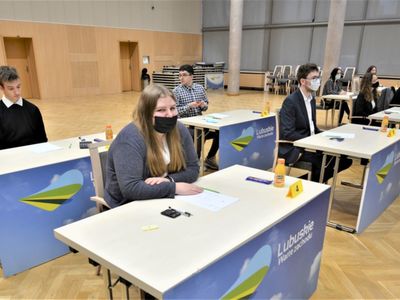 W piątek, 14 stycznia 2022 r. w Sali Kolumnowej Urzędu Marszałkowskiego Województwa Lubuskiego pojawili się uczestnicy etapu okręgowego 35. Olimpiady Wiedzy Ekonomicznej. 