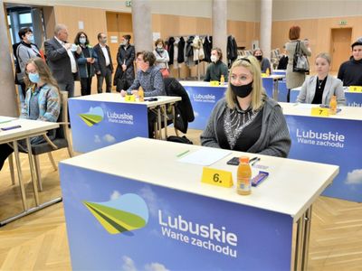 W piątek, 14 stycznia 2022 r. w Sali Kolumnowej Urzędu Marszałkowskiego Województwa Lubuskiego pojawili się uczestnicy etapu okręgowego 35. Olimpiady Wiedzy Ekonomicznej. 