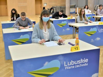 W piątek, 14 stycznia 2022 r. w Sali Kolumnowej Urzędu Marszałkowskiego Województwa Lubuskiego pojawili się uczestnicy etapu okręgowego 35. Olimpiady Wiedzy Ekonomicznej. 