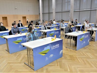 W piątek, 14 stycznia 2022 r. w Sali Kolumnowej Urzędu Marszałkowskiego Województwa Lubuskiego pojawili się uczestnicy etapu okręgowego 35. Olimpiady Wiedzy Ekonomicznej. 