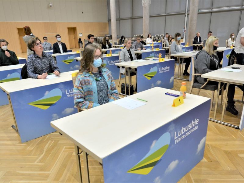 W piątek, 14 stycznia 2022 r. w Sali Kolumnowej Urzędu Marszałkowskiego Województwa Lubuskiego pojawili się uczestnicy etapu okręgowego 35. Olimpiady Wiedzy Ekonomicznej.