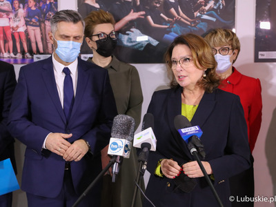 Uczestnicy konferencji prasowej poświęconej skutkom Polskiego Ładu, jaka odbyła się w Centrum Kultury Kreatywnej przy Regionalnym Centrum Animacji Kultury w Zielonej Górze 
