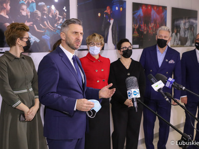 Uczestnicy konferencji prasowej poświęconej skutkom Polskiego Ładu, jaka odbyła się w Centrum Kultury Kreatywnej przy Regionalnym Centrum Animacji Kultury w Zielonej Górze 
