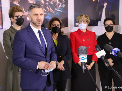 Uczestnicy konferencji prasowej poświęconej skutkom Polskiego Ładu, jaka odbyła się w Centrum Kultury Kreatywnej przy Regionalnym Centrum Animacji Kultury w Zielonej Górze 
