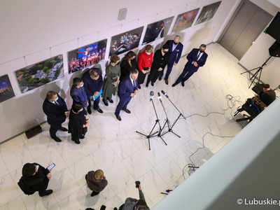 Uczestnicy konferencji prasowej poświęconej skutkom Polskiego Ładu, jaka odbyła się w Centrum Kultury Kreatywnej przy Regionalnym Centrum Animacji Kultury w Zielonej Górze 
