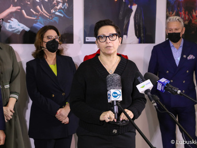 Uczestnicy konferencji prasowej poświęconej skutkom Polskiego Ładu, jaka odbyła się w Centrum Kultury Kreatywnej przy Regionalnym Centrum Animacji Kultury w Zielonej Górze 
