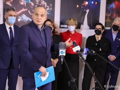 Uczestnicy konferencji prasowej poświęconej skutkom Polskiego Ładu, jaka odbyła się w Centrum Kultury Kreatywnej przy Regionalnym Centrum Animacji Kultury w Zielonej Górze 
