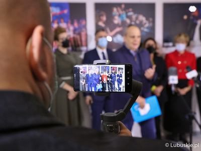 Uczestnicy konferencji prasowej poświęconej skutkom Polskiego Ładu, jaka odbyła się w Centrum Kultury Kreatywnej przy Regionalnym Centrum Animacji Kultury w Zielonej Górze 
