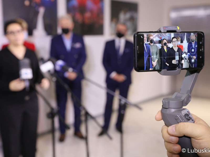 Uczestnicy konferencji prasowej poświęconej skutkom Polskiego Ładu, jaka odbyła się w Centrum Kultury Kreatywnej przy Regionalnym Centrum Animacji Kultury w Zielonej Górze