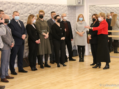 Marszałek Elżbieta Anna Polak, wraz z parlamentarzystami, dziennikarzami oraz przedstawicielami instytucji kultury, oglądają wnętrza Centrum Kultury Kreatywnej