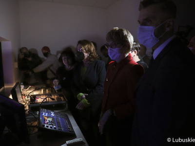 Marszałek Elżbieta Anna Polak, wraz z parlamentarzystami, dziennikarzami oraz przedstawicielami instytucji kultury, oglądają wnętrza Centrum Kultury Kreatywnej