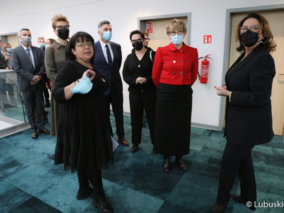 Marszałek Elżbieta Anna Polak, wraz z parlamentarzystami, dziennikarzami oraz przedstawicielami instytucji kultury, oglądają wnętrza Centrum Kultury Kreatywnej
