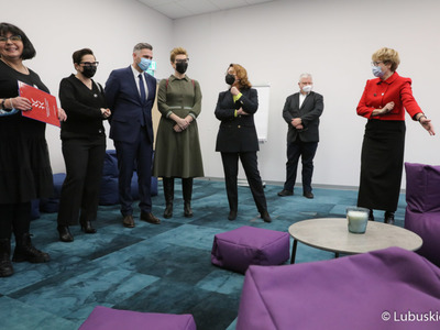 Marszałek Elżbieta Anna Polak, wraz z parlamentarzystami, dziennikarzami oraz przedstawicielami instytucji kultury, oglądają wnętrza Centrum Kultury Kreatywnej