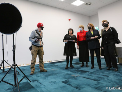 Marszałek Elżbieta Anna Polak, wraz z parlamentarzystami, dziennikarzami oraz przedstawicielami instytucji kultury, oglądają wnętrza Centrum Kultury Kreatywnej