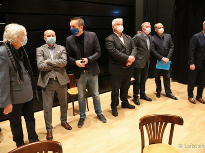 Pierwsi goście oglądają wnętrza Centrum Kultury Kreatywnej