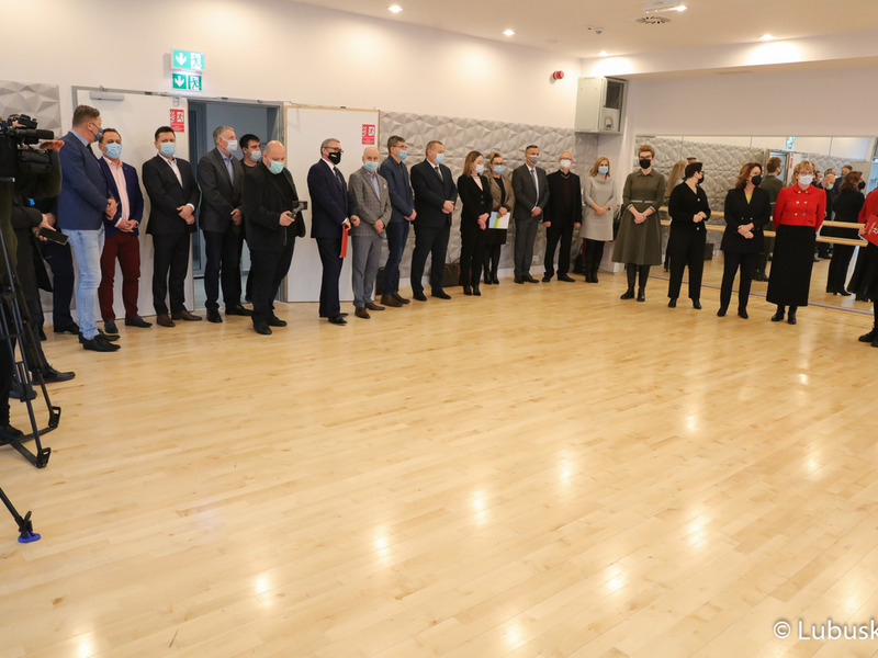 Marszałek Elżbieta Anna Polak, wraz z parlamentarzystami, dziennikarzami oraz przedstawicielami instytucji kultury, oglądają wnętrza Centrum Kultury Kreatywnej