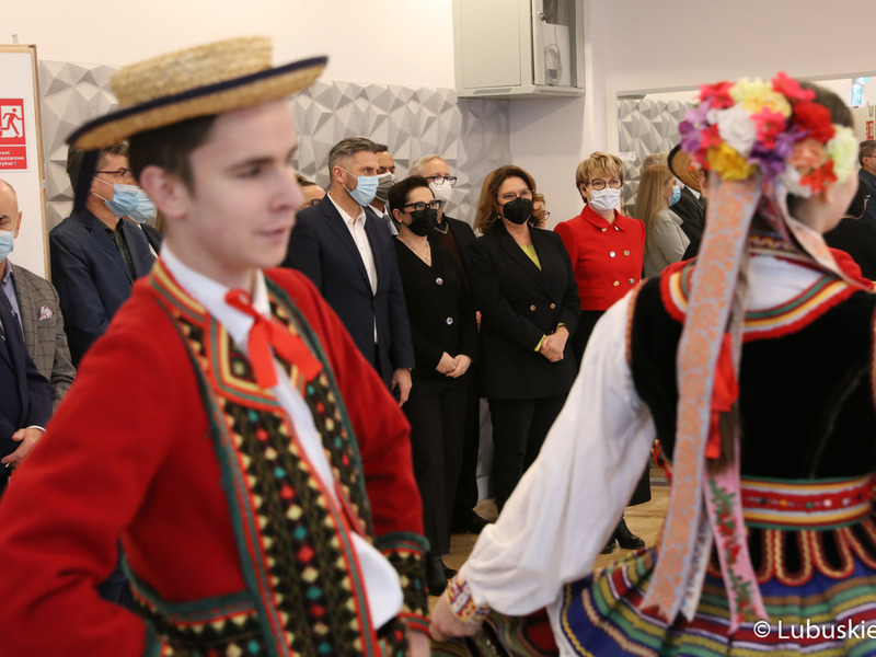 Marszałek Elżbieta Anna Polak, wraz z parlamentarzystami, dziennikarzami oraz przedstawicielami instytucji kultury, oglądają występ Lubuskiego Zespołu Pieśni i Tańca im. Ludwika Figasa