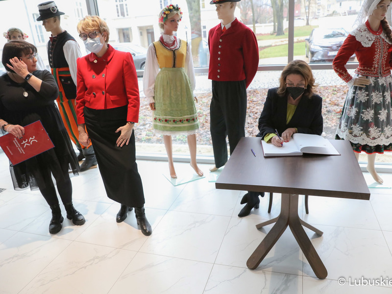 Wicemarszałkini Sejmu Małgorzata Kidawa-Błońska wpisuje się do księgi pamiątkowej Centrum Kultury Kreatywnej w ZIelonaj Górze