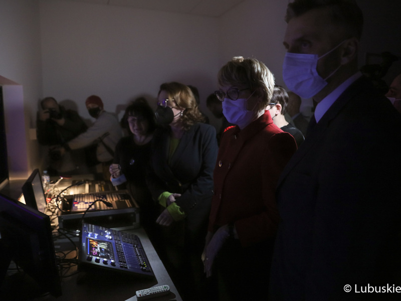Marszałek Elżbieta Anna Polak, wraz z parlamentarzystami, dziennikarzami oraz przedstawicielami instytucji kultury, oglądają wnętrza Centrum Kultury Kreatywnej