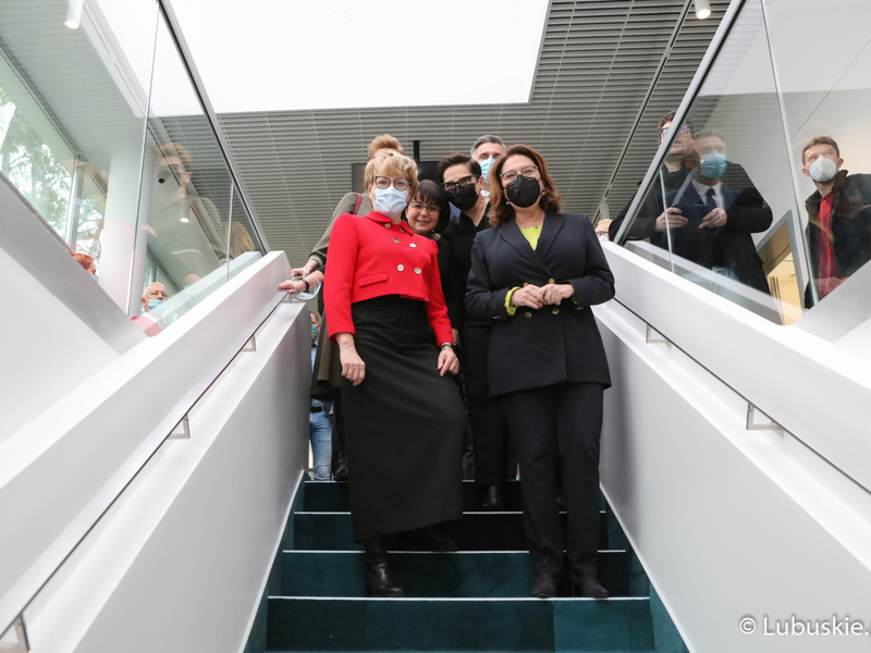 Marszałek Elżbieta Anna Polak, wraz z parlamentarzystami, dziennikarzami oraz przedstawicielami instytucji kultury, oglądają wnętrza Centrum Kultury Kreatywnej