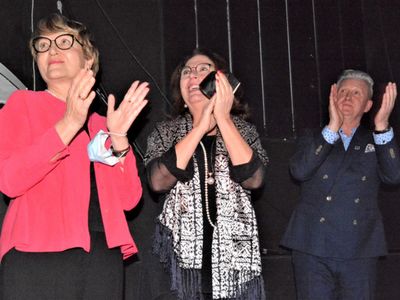 Długą owacją na stojąco publiczność nagrodziła twórców i aktorów premierowego spektaklu Lubuskiego Teatru. - Piękny, wspaniały spektakl! – chwaliły sztukę wicemarszałek Sejmu Małgorzata Kidawa-Błońska i marszałek województwa lubuskiego Elżbieta Anna Polak. 