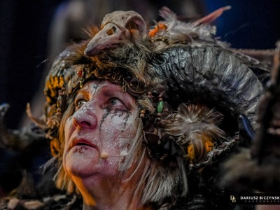 W „Gusłach” występują: Elżbieta Donimirska, Aleksander Podolak, Joanna Koc, Romana Filipowska, Katarzyna Kawalec, James Malcolm, Radosław Walenda, Paweł Wydrzyński i Daniel Zawada.