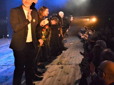 Kiedy w sobotę, 15 stycznia 2022 r., na zielonogórskiej scenie zgasła ostatnia świeca, kiedy wybrzmiały ostatnie akordy muzyki granej przez skrzypka i pianistę – publiczność zerwała się do braw. 