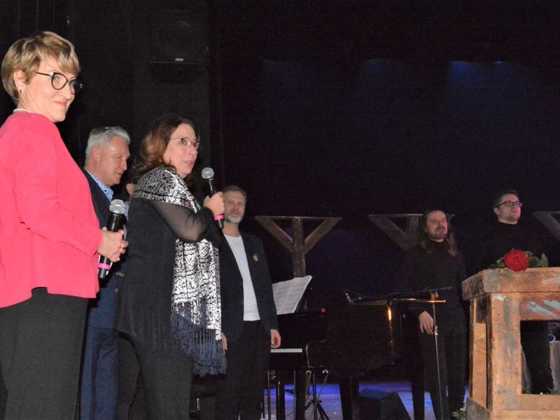 Długą owacją na stojąco publiczność nagrodziła twórców i aktorów premierowego spektaklu Lubuskiego Teatru. - Piękny, wspaniały spektakl! – chwaliły sztukę wicemarszałek Sejmu Małgorzata Kidawa-Błońska i marszałek województwa lubuskiego Elżbieta Anna Polak.