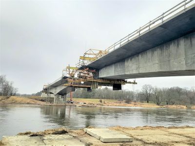 Stan na połowę stycznia 2022 r. Już niewiele brakuje, by nad Odrą zawisła pełna konstrukcja przęsła nurtowego budowanego w Milsku mostu. 