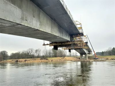 Stan na połowę stycznia 2022 r. Już niewiele brakuje, by nad Odrą zawisła pełna konstrukcja przęsła nurtowego budowanego w Milsku mostu. 