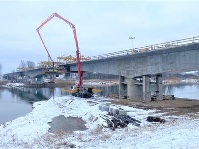 Stan na połowę stycznia 2022 r. Już niewiele brakuje, by nad Odrą zawisła pełna konstrukcja przęsła nurtowego budowanego w Milsku mostu. 
