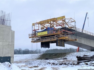 Stan na połowę stycznia 2022 r. Już niewiele brakuje, by nad Odrą zawisła pełna konstrukcja przęsła nurtowego budowanego w Milsku mostu. 