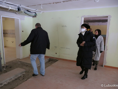 Szpital w Torzymiu buduje centrum geriatrii. Obecnie trwa kolejny etap prac nad dostosowaniem jednego z budynków lecznicy do potrzeb centrum. 