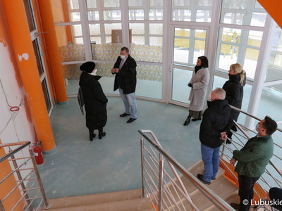 Szpital w Torzymiu buduje centrum geriatrii. Obecnie trwa kolejny etap prac nad dostosowaniem jednego z budynków lecznicy do potrzeb centrum. 