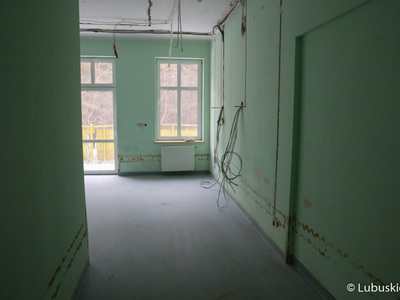 Szpital w Torzymiu buduje centrum geriatrii. Obecnie trwa kolejny etap prac nad dostosowaniem jednego z budynków lecznicy do potrzeb centrum. 