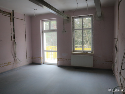 Szpital w Torzymiu buduje centrum geriatrii. Obecnie trwa kolejny etap prac nad dostosowaniem jednego z budynków lecznicy do potrzeb centrum. 