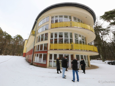 Szpital w Torzymiu buduje centrum geriatrii. Obecnie trwa kolejny etap prac nad dostosowaniem jednego z budynków lecznicy do potrzeb centrum. 