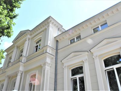 Willa Hermanna Suckera z 1903 roku przeszła gruntowy remont pod okiem Lubuskiego Konserwatora Zabytków. Wyeksponowano najdrobniejsze detale zachwycającej przed wojną wyposażeniem wnętrz budowli. 