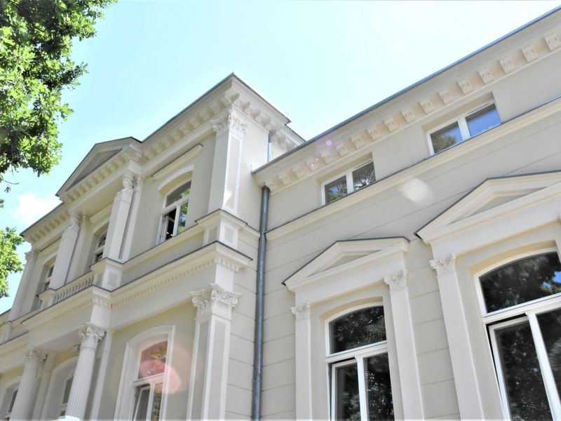 Willa Hermanna Suckera z 1903 roku przeszła gruntowy remont pod okiem Lubuskiego Konserwatora Zabytków. Wyeksponowano najdrobniejsze detale zachwycającej przed wojną wyposażeniem wnętrz budowli.
