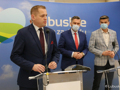 Przy mikrofonie wicemarszałek Łukasz Porycki