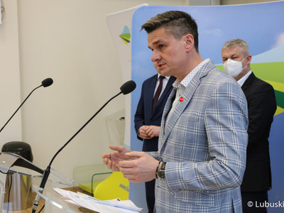 Przy mikrofonie radny wojewódzki Sebastian Ciemnoczołowski 