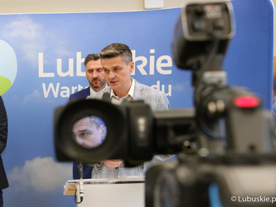 Przy mikrofonie radny wojewódzki Sebastian Ciemnoczołowski