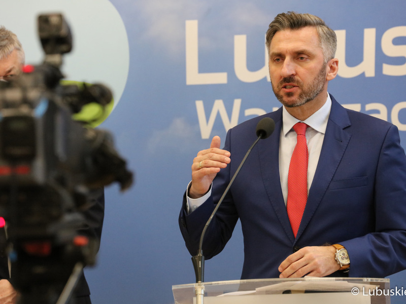 Przy mikrofonie poseł na Sejm RP Waldemar Sługocki