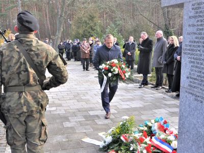 Kwiaty składa Bogusław Zaraza – kierownik Wydziały Spraw Społecznych w Departamencie Infrastruktury Społecznej Urzędu Marszałkowskiego. 