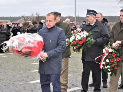 Kwiaty składa Bogusław Zaraza – kierownik Wydziały Spraw Społecznych w Departamencie Infrastruktury Społecznej Urzędu Marszałkowskiego. 