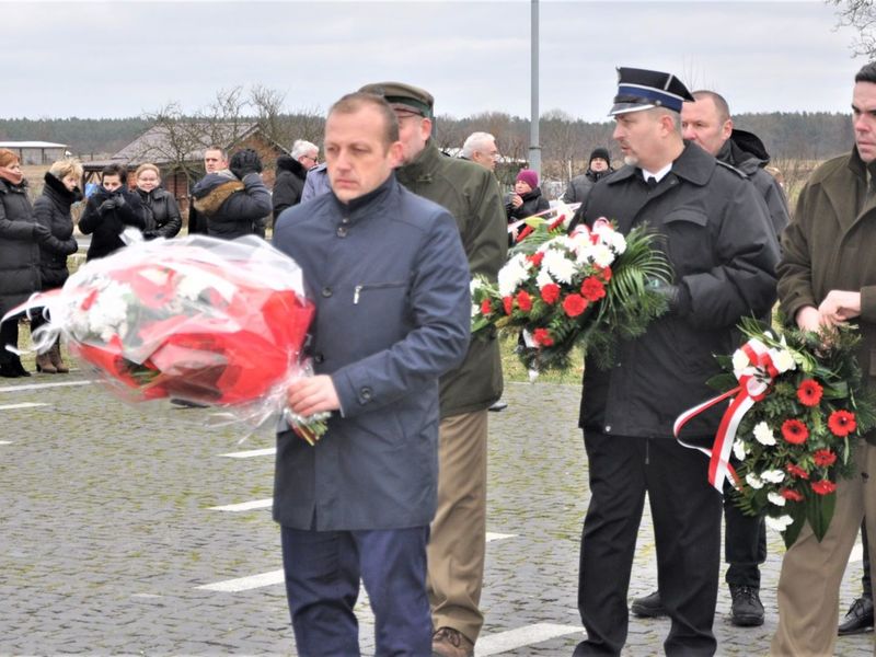 Kwiaty składa Bogusław Zaraza – kierownik Wydziały Spraw Społecznych w Departamencie Infrastruktury Społecznej Urzędu Marszałkowskiego.