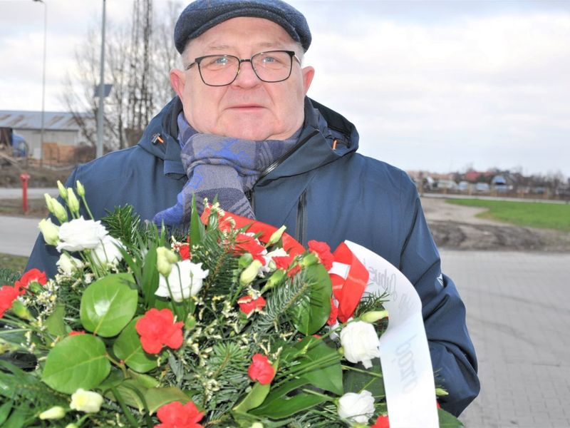 Na uroczystości z okazji 77. rocznicy zagłady więźniów obozu, w piątek, 28 stycznia 2022 r., wiązanki kwiatów przywiózł członek Zarządu Województwa Lubuskiego Tadeusz Jędrzejczak.
