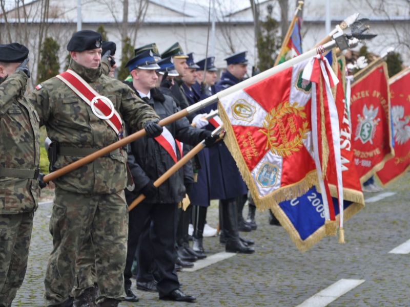 W piątek, 28 stycznia 2022 r. w Słońsku odbyły się rocznicowe uroczystości. Przed pomnikami przy Muzeum Martyrologii oraz na cmentarzu jenieckim złożono wiązanki kwiatów – również od Zarządu Województwa Lubuskiego.