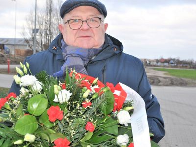 Na uroczystości z okazji 77. rocznicy zagłady więźniów obozu, w piątek, 28 stycznia 2022 r., wiązanki kwiatów przywiózł członek Zarządu Województwa Lubuskiego Tadeusz Jędrzejczak. 